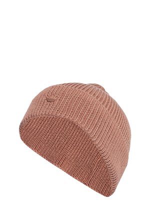 Gebreide muts in gedempt roze, met een geribbeld patroon, zachte stof en een klein reliëflogo aan de zijkant.
