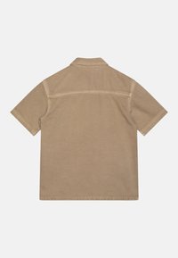 Korte ermer khaki skjorte i bomullsstoff, med rett snitt, enkel krage og detalj med ryggsøm. Glatt tekstur, minimalistisk design.