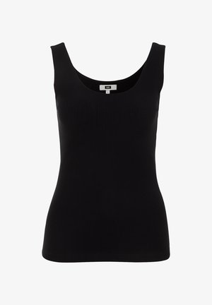 Mustmust ribiga tops, millel on ümar kaelus ja laiad rihmad. Omab lähedalt sobivat siluetti ja sujuvat tekstuuri. Pole märgatavaid aksessuaare.