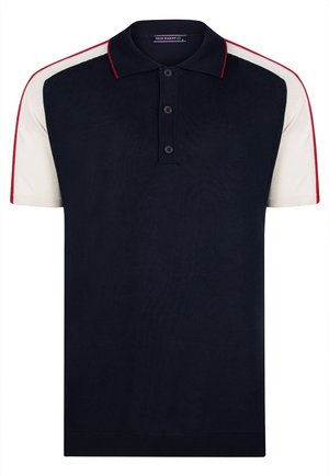 Marineblaues Poloshirt mit kurzen Ärmeln, cremefarbenen Ärmeln und roter Paspelierung entlang der Schulternähte und des Kragenrands. Drei-Knopf-Leiste.