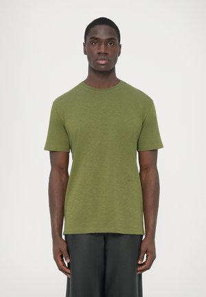 T-skjorte med korte ermer og rund hals i olivengrønt, laget av mykt stoff med subtil tekstur. Enkel design uten synlige mønstre eller grafikk.