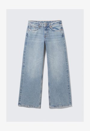 Jeans de perna larga azul claro feitos de denim com um desbotamento sutil. Apresenta cinco bolsos, fecho com botão e detalhes de costura em contraste.