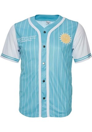 Lys blå baseballtrøye med vertikale hvite striper, svarte knapper og hvit krage. Har et gult sol-lignende grafikk.