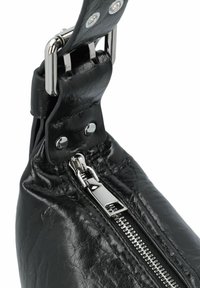 Borsa in pelle nera con zip visibile, minuteria metallica e finitura testurizzata. La tracolla presenta borchie argentate e un dettaglio a fibbia.