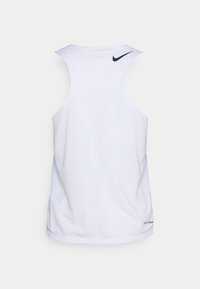 Débardeur blanc sans manches Nike Dri-FIT avec logo noir sur la partie supérieure du dos et tissu en mesh respirant.