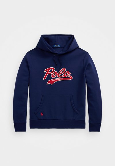 Jūras zilas krāsas kapuci priekšējo džemperi ar lielu sarkano "Polo" logotipu, priekšējo kabatu un mazu sarkanu poniju simbolu. Izgatavots no mīksta auduma.