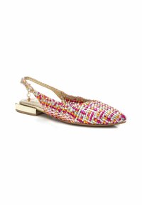 Zapato plano de slingback tejido en rosa, naranja y plata con punta afilada y un tacón bloque dorado metálico. Correa ajustable con cierre.