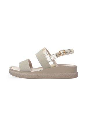 Beige platformsandal med to brede stofstropper, metallisk guldankelrem med spænde og tekstureret beige sål.