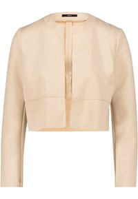 Chaqueta corta beige con mangas largas, escote redondo y tapeta frontal. Textura suave y diseño limpio sin patrones visibles.