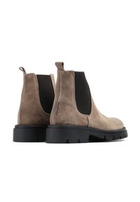 Zamszowe botki za kostkę w kolorze taupe z czarnymi elastycznymi panelami bocznymi i uchwytami, z solidną czarną gumową podeszwą z bieżnikiem.