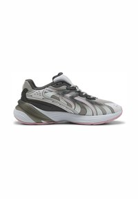 Scarpa da corsa leggera con tomaia in mesh grigio e accenti bianchi e rosa, e suola imbottita con pannelli laterali a contrasto.