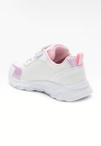 Sneaker bianco con accenti rosa, realizzato in tela strutturata. Presenta una punta rotonda, chiusura con lacci e un design della suola leggera e sagomata.