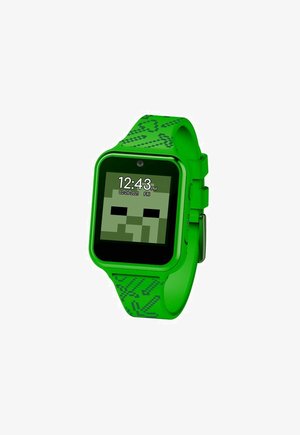 Groene smartwatche met een vierkante wijzerplaat, digitale weergave van tijd en datum, en een band van silicone met patronen en pixelontwerpen.