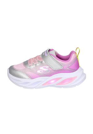 Zapatilla deportiva en rosa y plata con parte superior de malla, correa de Velcro y acentos luminosos en la suela. Presenta un cuello acolchado y una superficie texturizada.
