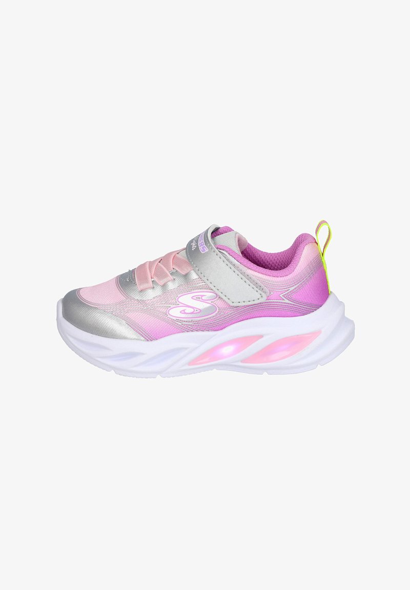 Zapatilla deportiva en rosa y plata con parte superior de malla, correa de Velcro y acentos luminosos en la suela. Presenta un cuello acolchado y una superficie texturizada.