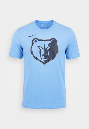 Lyseblå Nike T-skjorte med stort grizzlybjørnfjes-logo i svart og blått midt på brystet, NBA-logo inne i kragen.
