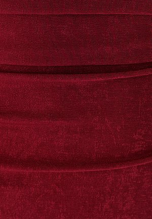 Burgundy nauwsluitende stof met een ribbeltextuur en horizontale naden, die een gelaagd effect creëren. Zacht, rekbaar materiaal.