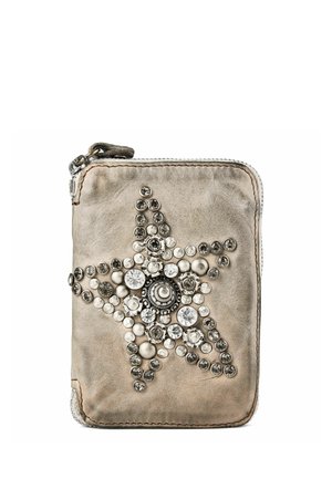 Kleine beige Lederbrieftasche mit Reißverschluss und einem dekorativen Stern aus silbernen und klaren runden Nieten auf der Vorderseite.