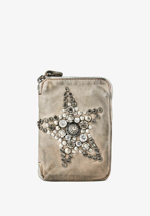 Kleine beige Lederbrieftasche mit Reißverschluss und einem dekorativen Stern aus silbernen und klaren runden Nieten auf der Vorderseite.