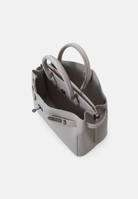 Grijze lederen handtas met dubbele handvatten, ritssluiting aan de bovenkant en een externe zak. Textuur oppervlak en minimalistisch ontwerp. Interieur is glad.