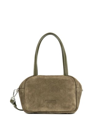 Petit sac à main en daim vert olive avec bords arrondis, doubles poignées, bandoulière amovible et "Lancaster Paris" embossé sur le devant.