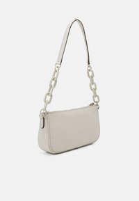 Borsa a tracolla rettangolare grigia chiara realizzata in materiale strutturato, con una forma curva, un manico superiore liscio e una tracolla in catena spessa.