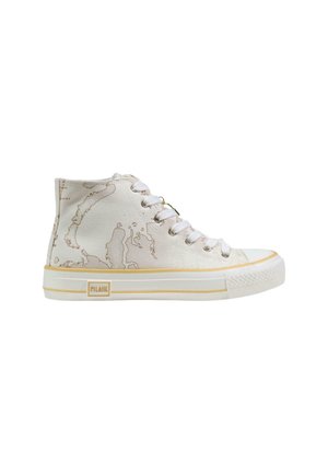 Witte hoge sneaker met een beige wereldkaartprint, witte veters, een rubberen zool met een beige streep en een rechthoekig logo aan de zijkant.
