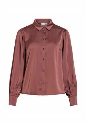 Blouse rose marron en satin à manches longues avec fermeture boutonnée sur le devant, col pointu et poignets froncés.