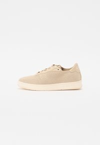 Sneaker beige realizzato in materiale a rete traspirante, con un motivo testurizzato, chiusura con lacci e suola in gomma con un branding discreto.