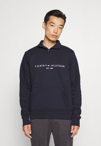 Tommy Hilfiger - LOGO MOCKNECK - Felpa - desert sky Immagine in miniatura 1