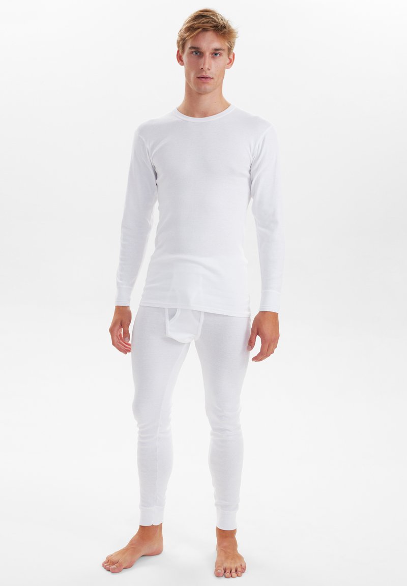 White long-sleeve thermal top and long pants made of a smooth, stretchy fabric. Fitted design with ribbed cuffs and a contoured front.