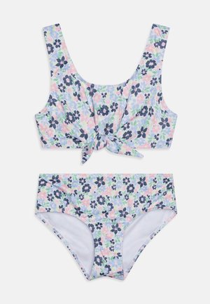 Zestaw bikini w kwiaty, składający się z topu w stylu crop z wiązaniem z przodu i regulowanymi ramiączkami oraz dopasowanych majtek w wysokim stanie w pastelowej kolorystyce.