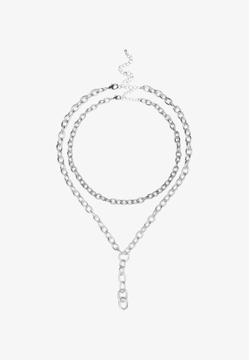 Zilveren ketting met twee gelaagde strengen van ovale schakels en een Y-vormige hanger. Gladde textuur en haaksluiting.