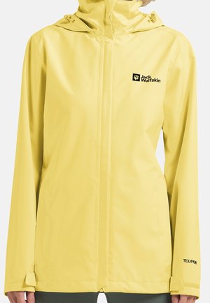 Gelbe wasserdichte Jacke mit Kapuze, Frontreißverschluss, Jack Wolfskin-Logo auf der Brust und Texapore-Branding am linken Ärmelbündchen.