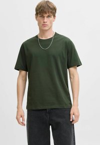 Camiseta de algodón verde oscuro con un clásico cuello redondo y mangas cortas, que presenta una textura suave y un ligero brillo.