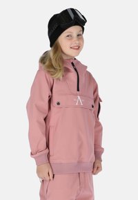 Roze skijack met een rits aan de voorkant, verstelbare capuchon en ribgebreide manchetten. Heeft een logo op de borst en zijzakken voor functionaliteit.