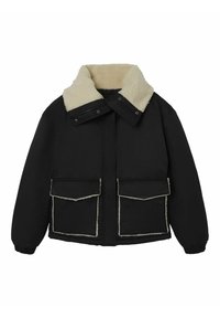 Svart jacka med en krämfärgad fuskpälskrage, framzip med dragkedja och två stora påsydda fickor med kontrasterande sömmar. Elastiska ärmslut och nederkant.