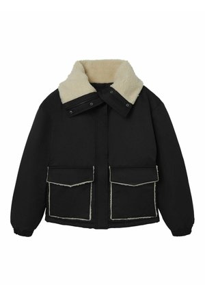 Zwarte jas met een crèmekleurige nep bontkraag, frontale ritssluiting en twee grote opgestikte zakken met contrasterende stiksels. Elastische manchetten en zoom.