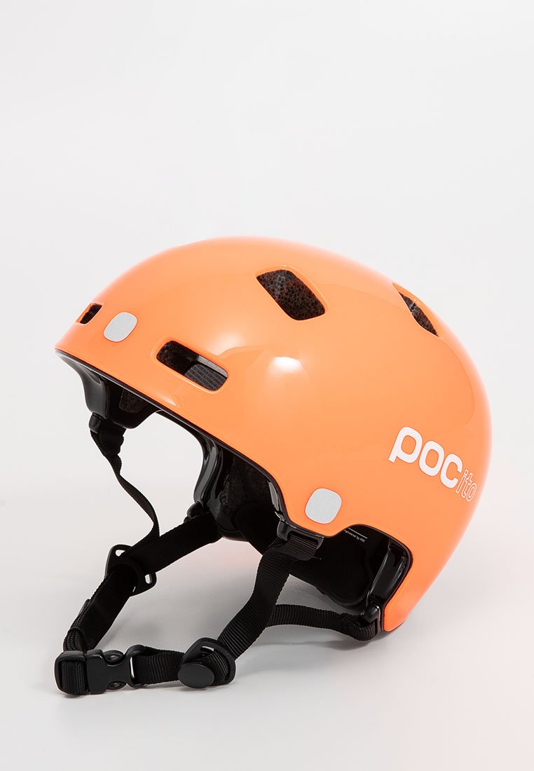 Orange cykelhjälm med en glansig yta, ventiler för luftflöde, justerbara svarta remmar och en reflektiv silverlogotyp på sidan.