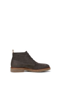 Donkergrijze suede enkellaarzen met een ronde neus, vetersluiting en lichtbruine rubberen zool. Beschikt over een lus aan de hiel voor gemakkelijk aan- en uittrekken.