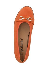 Zapato plano naranja hecho de material suave con una puntera redonda. Presenta un acento metálico en tono dorado y un interior acolchado.