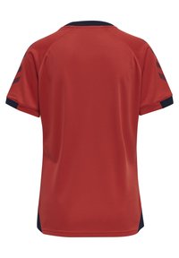 Rotes Sporttrikot mit kurzen Ärmeln, einemmarinefarbenen Kragen und marinefarbenen Akzenten an den Ärmelbündchen, aus einem glatten, atmungsaktiven Stoff.