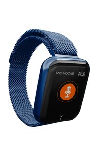 Smartwatch con un cinturino in rete blu, touchscreen rettangolare che mostra un'icona del microfono e l'ora, elegante custodia nera, design moderno.