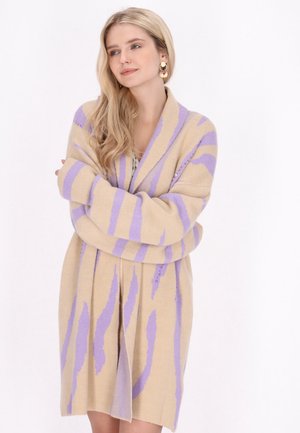 Maglione beige con strisce viola, dotato di colletto a scialle e frontale plissettato. Il materiale sembra morbido con una texture accogliente.