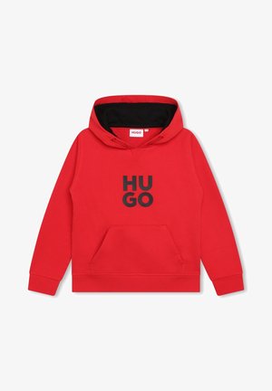 Rød hættetrøje med sort inderfor, frontlomme og fed sort "HUGO"-logo centreret på brystet.