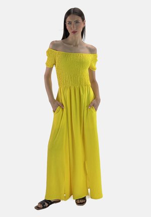 Gelbes Maxikleid mit schulterfreiem Design, gerafftem Oberteil, kurzen Puffärmeln und seitlichen Taschen; es verfügt über einen texturierten, fließenden Stoff.