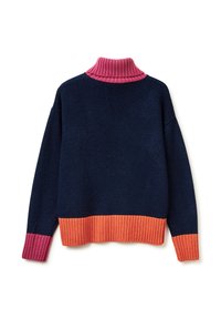 Granatowy sweter dzianinowy z wysokim różowym prążkowanym kołnierzem, pomarańczowym prążkowanym dołem i różowymi prążkowanymi mankietami. Posiada luźny, oversize'owy krój.