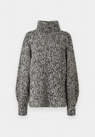 Zwart-witte gebreide trui met een hoge kraag, geribde manchetten en een textuurpatroon. Voorzien van twee knopen op de kraag.