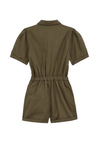 Giocattolo corto verde oliva con maniche a sbuffo corte, colletto e vita elastica. Presenta una vestibilità rilassata e una texture di tessuto liscia.