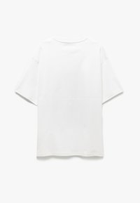 Camiseta blanca de manga corta, cuello redondo, de textura de algodón suave, corte relajado, diseño minimalista sin estampados ni acentos.